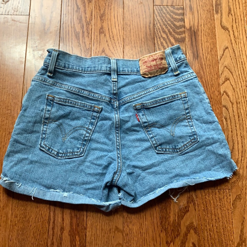 Super comfy vintage cut off Levi shorts!!